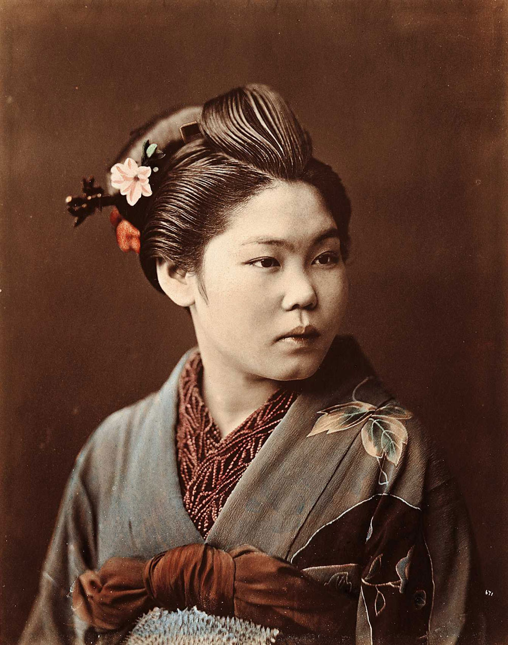 Japonais, la “mousmé” (jeune fille ou jeune femme japonaise), vêtue d'un kimono, par Felice Beato & Raimund von Stillfried, vers 1876.