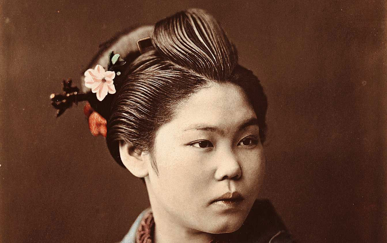 Japonais, la “mousmé” (jeune fille ou jeune femme japonaise), vêtue d'un kimono, par Felice Beato & Raimund von Stillfried, vers 1876.
