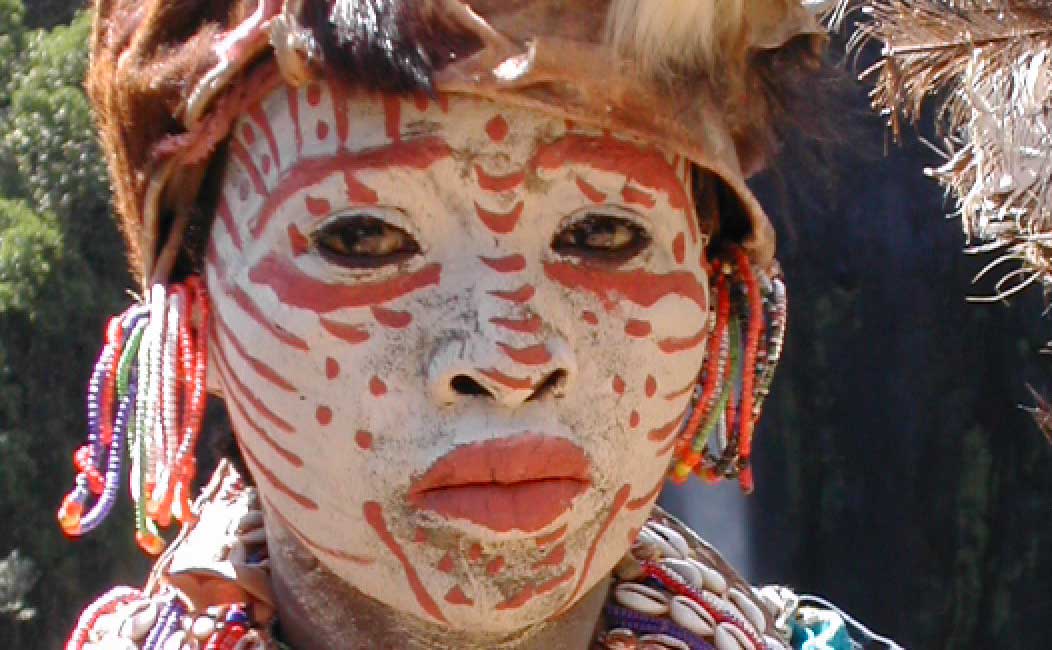 Ethne Kikuyu, en robe traditionnelle au Kenya.