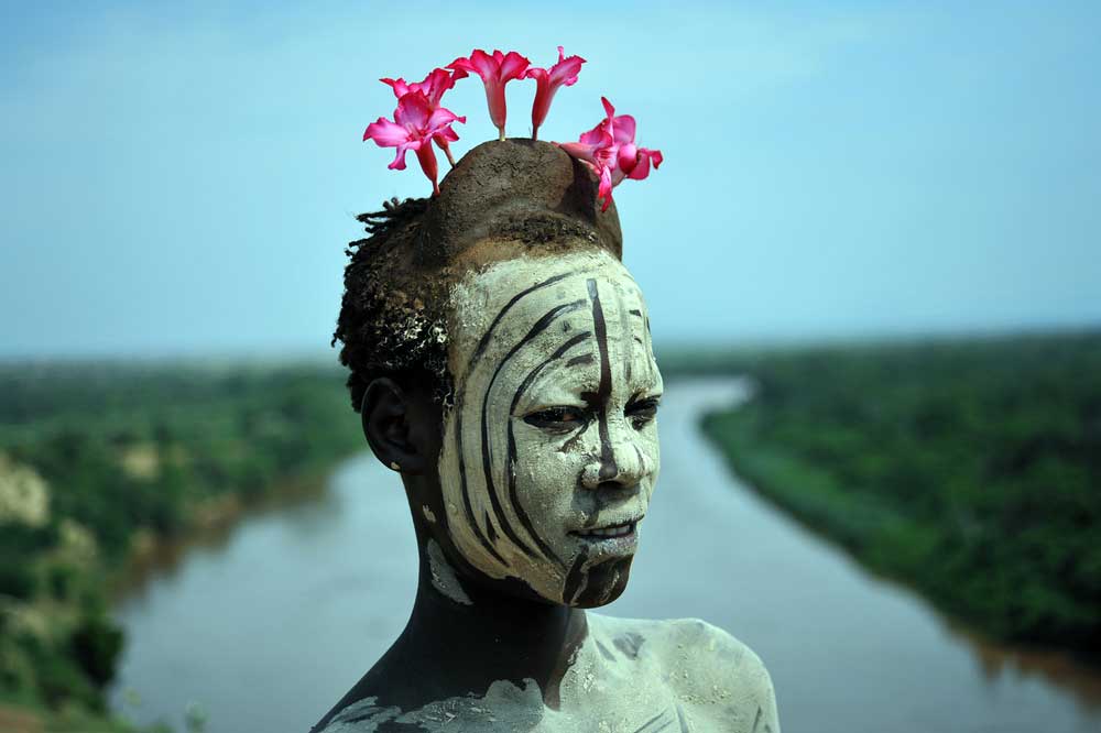 Ethne Mursi, parure des fleurs dans la vallée de l'Omo en Éthiopie.