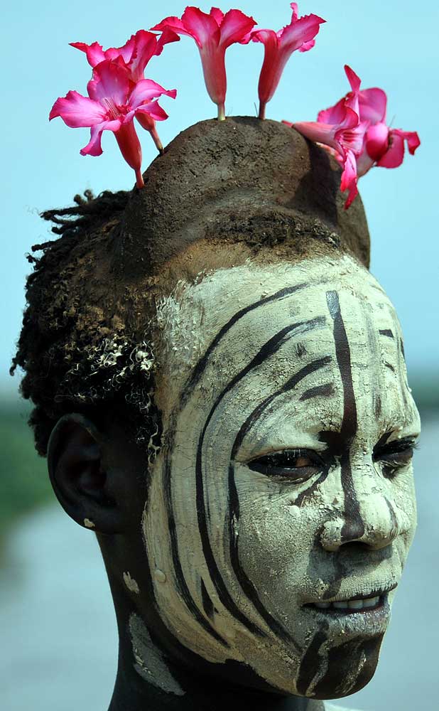 Ethne Mursi, parure des fleurs dans la vallée de l'Omo en Éthiopie.