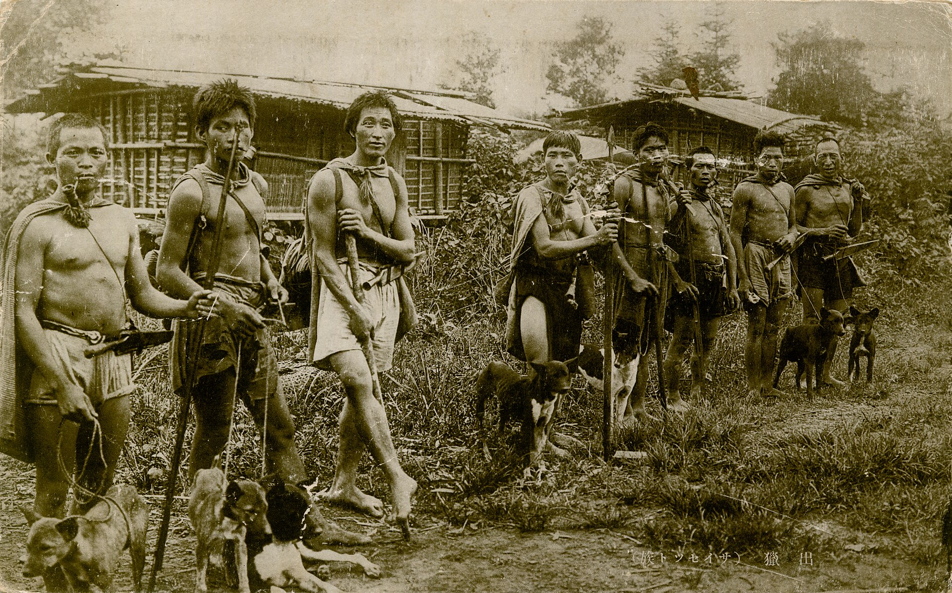 Ethnie Saisiyat de Formose ou Taïwan, par le photographe japonais Tutsuyama (1900).