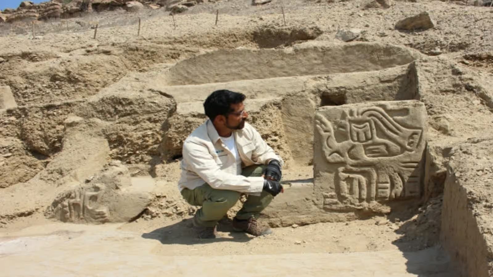 Créature chimérique : corps humain, tête d'oiseau & griffes reptiliennes (Zana, Pérou).
