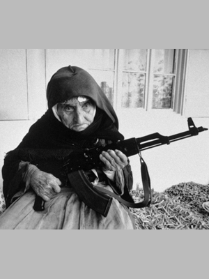 Femme de 107 ans armée d'une kalashnikov