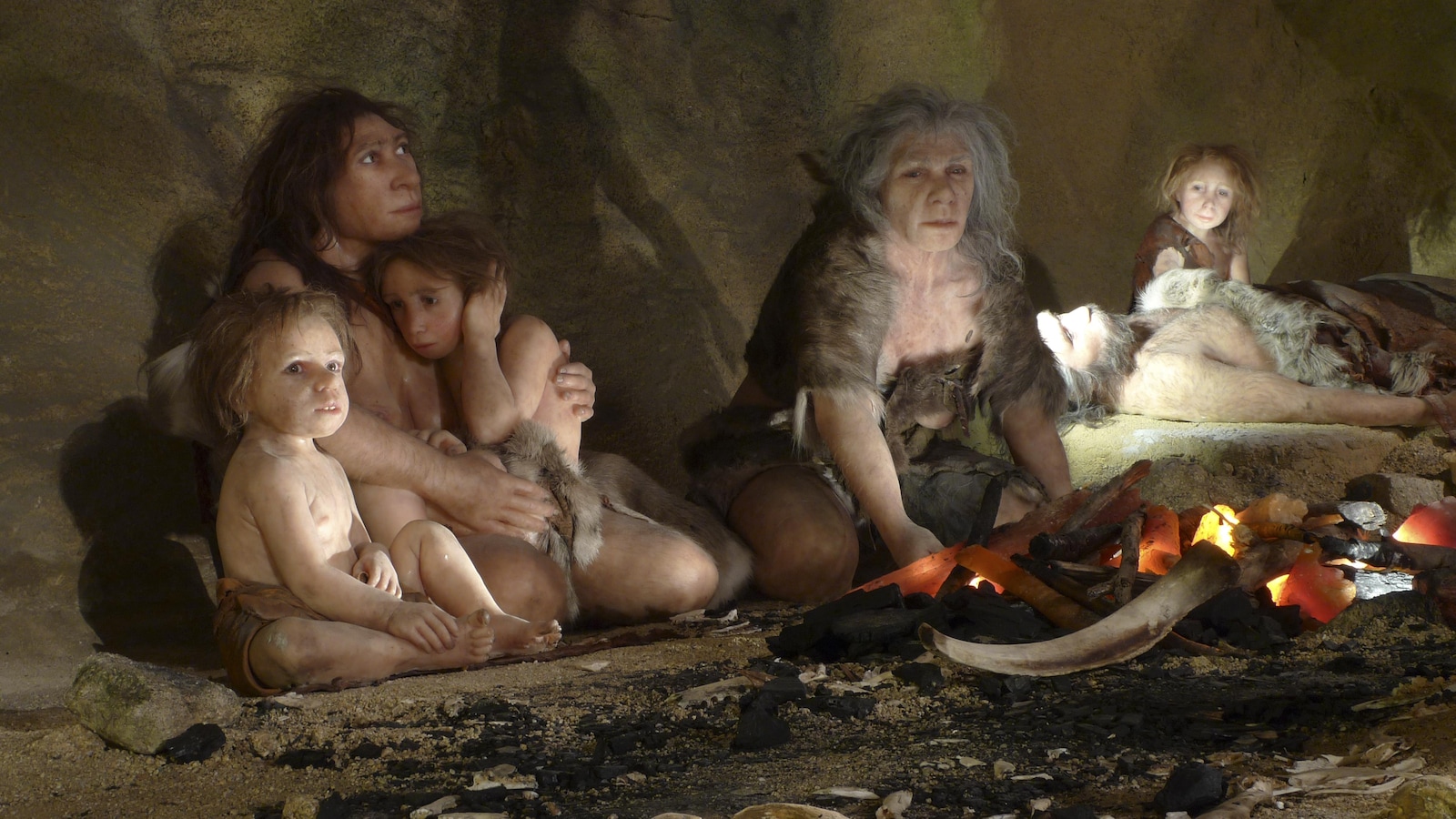 Femmes Néandertal dans une caverne