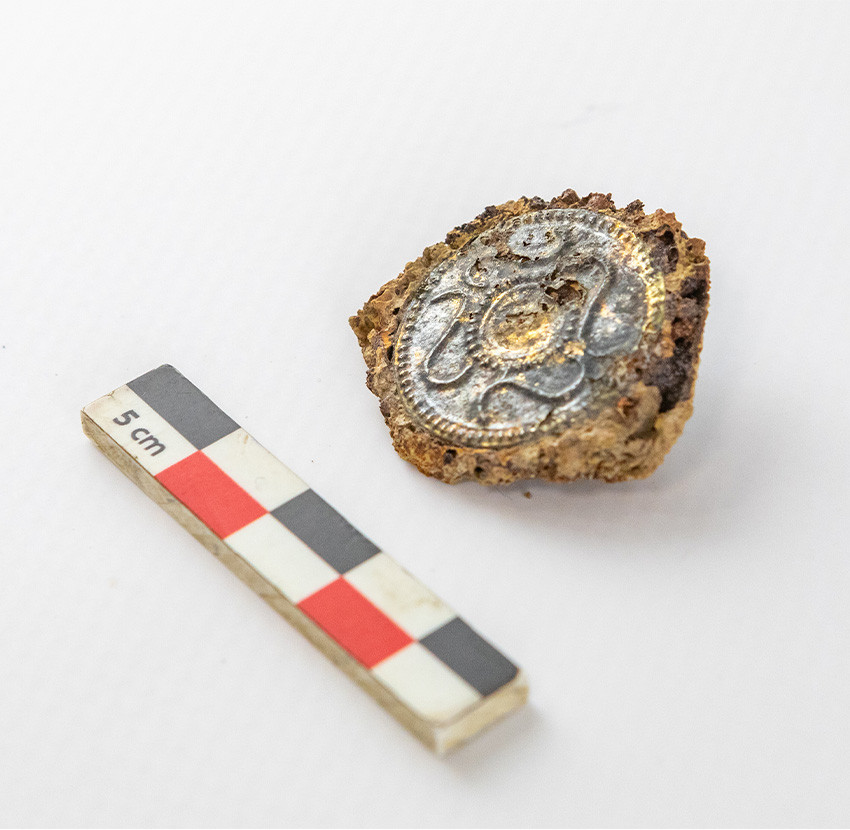 Cabochon de fibule, avec disque serti en argent au décor en esses réalisé au repoussé, sépulture 758, Creuzier-le-Neuf dans l'Allier en France.