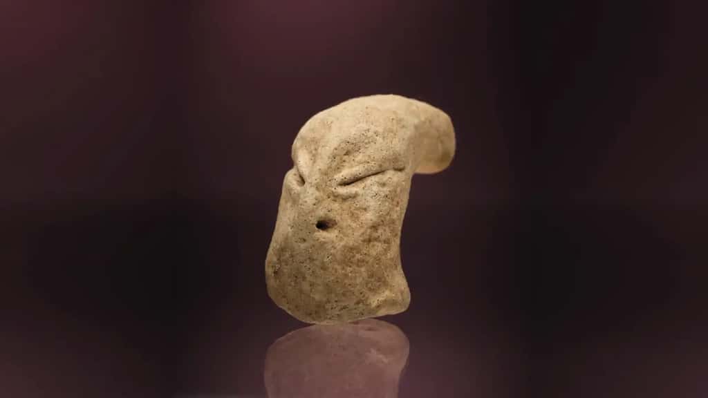 Figurine masculine à l'aspect alien, sur le site de Bahra au Koweït, dans la péninsule arabique, il y a 7 000 ans.