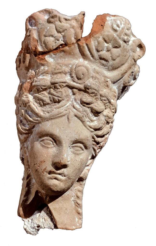 Tête de figurine en terre cuite à Salamine en Chypre, du IVe siècle avant notre ère.
