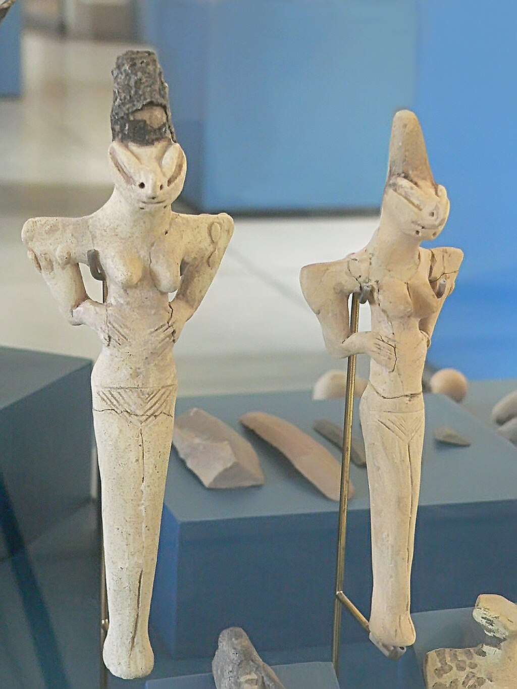 Figurines féminines au faciès reptilien, dans la cité d'Ur en Irak, en Mésopotamie, il y a 7 000 ans.