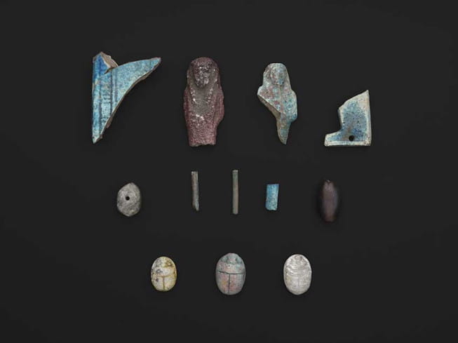 Figurines, scarabées et faïence, d'il y a 1 400 ans.