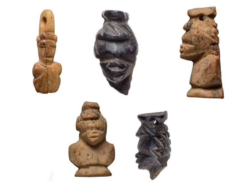 Cinq figurines (trois en os et deux en ébène) en Israël.