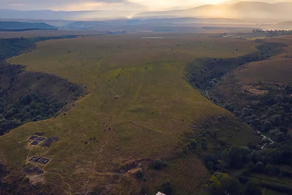 Méga-forteresse entre deux gorges profondes, à Dmanisi Gora en Géorgie vieux de 1 000 ans.