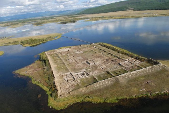 Forteresse au milieu du lac de montagne, entre Russie et Mongolie, il y a 7 000 ans.