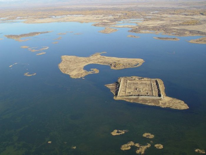 Forteresse au milieu du lac de montagne, entre Russie et Mongolie, il y a 7 000 ans.