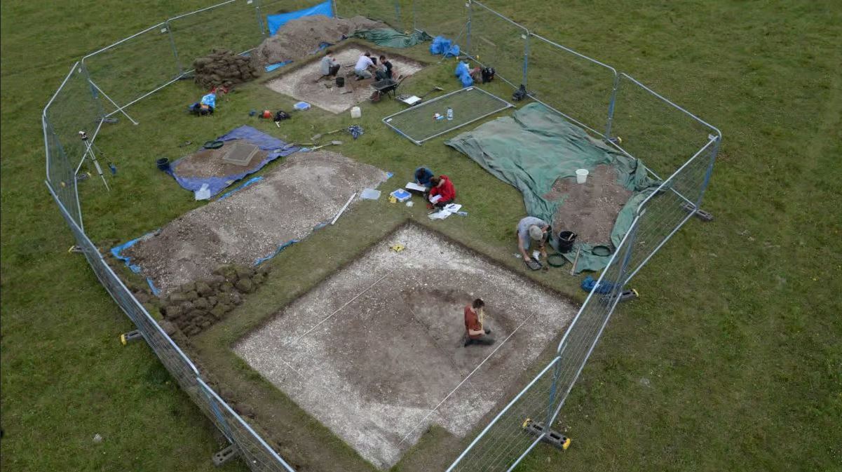 25 fosses artificielles au Royaume-Uni, il y a 8 000 ans.
