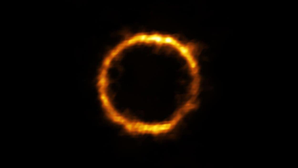 Anneau de lumière sur la galaxie 0418-47
