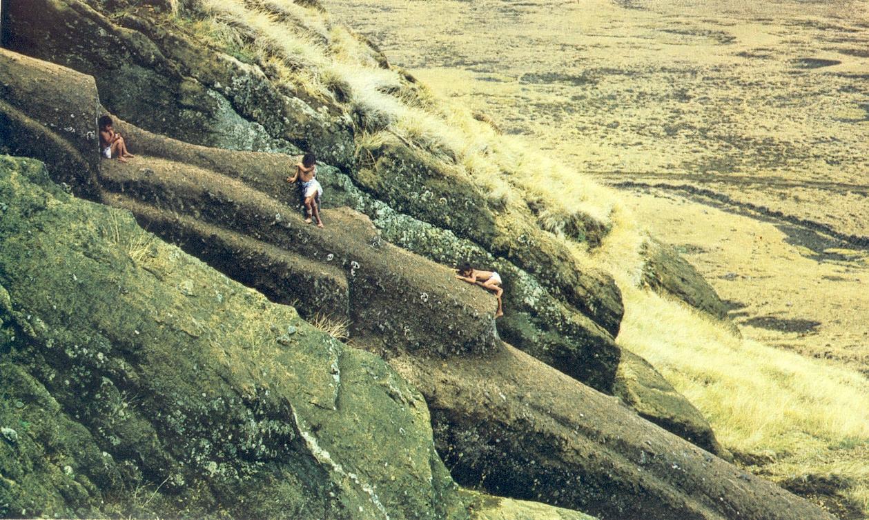 Moaï géant sur la pente du volcan Rano Raraku sur l'île de Pâques.