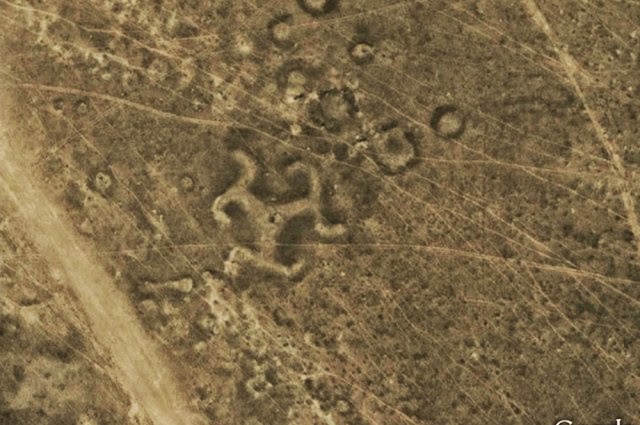 Géoglyphe d'une swastika à trois branches au Kazakhstan.