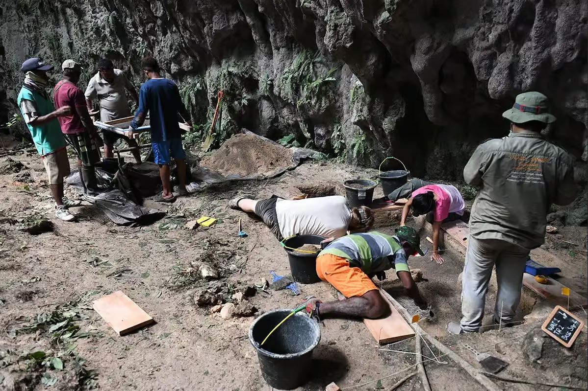 Fouilles vers la grotte de Mololo sur l'archipel de Raja Ampat en Indonésie.