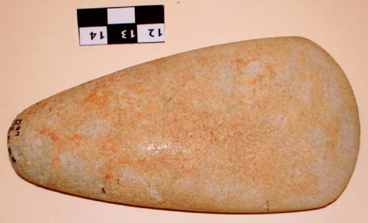 Hache en jadéitite blanche, offrande massive du site de La Merced, culture Olmèque du sud du Veracruz (1000-800 av. J.-C.). Région de Medias Aguas, Mexique.
