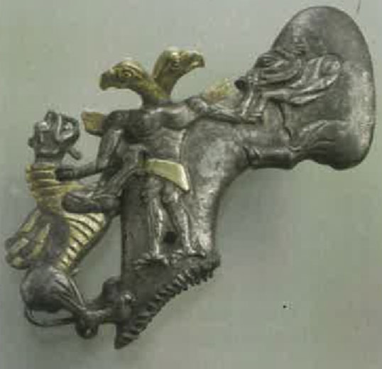Hache ornée, démon à double tête d'oiseau, sanglier et dragon.