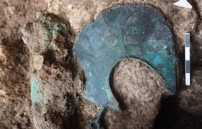 Hache ou sorte d'hallebarde à Trente en Italie, il y a presque 3 000 ans.
