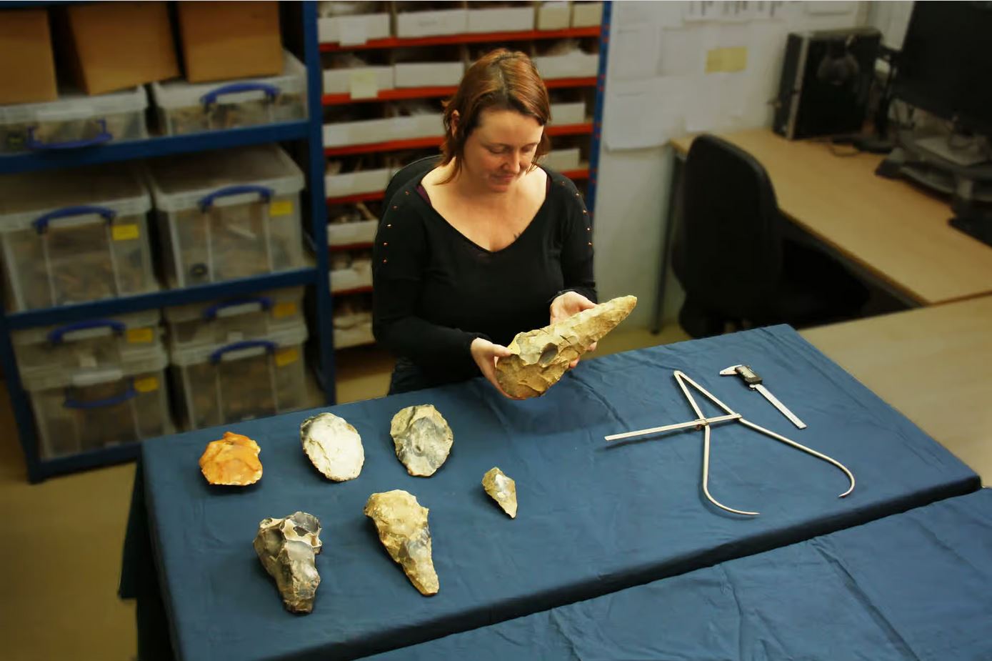 Haches massives de la vallée de Medway dans le Kent au Royaume-Uni, vieille de 300 000 ans, examinées par Letty Ingrey.