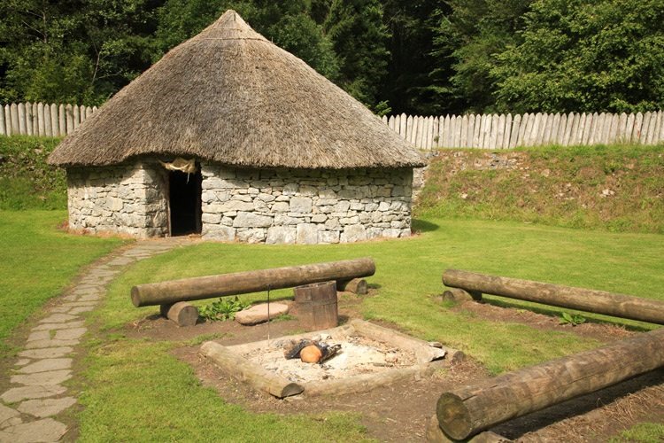 Huttes reconstituées à Craggaunowen, dans le comté de Limerick en Irlande.