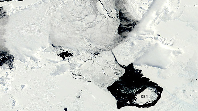 Vêlage (fragmentation) de l'iceberg B-31.