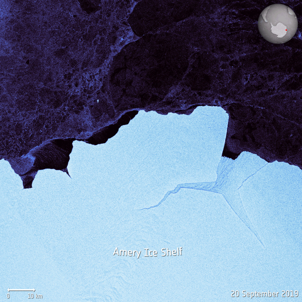 Vêlage (fragmentation) de l'iceberg D-28.