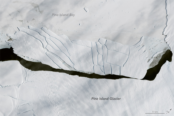 Vêlage (fragmentation) de l'iceberg D-44.