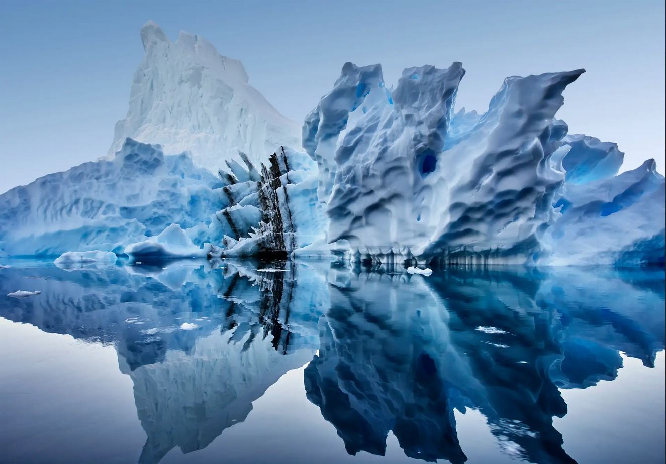 Icebergs en océan arctique.