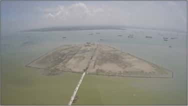 Île artificielle (sédiments du fond marin) pour la manutention du fret.