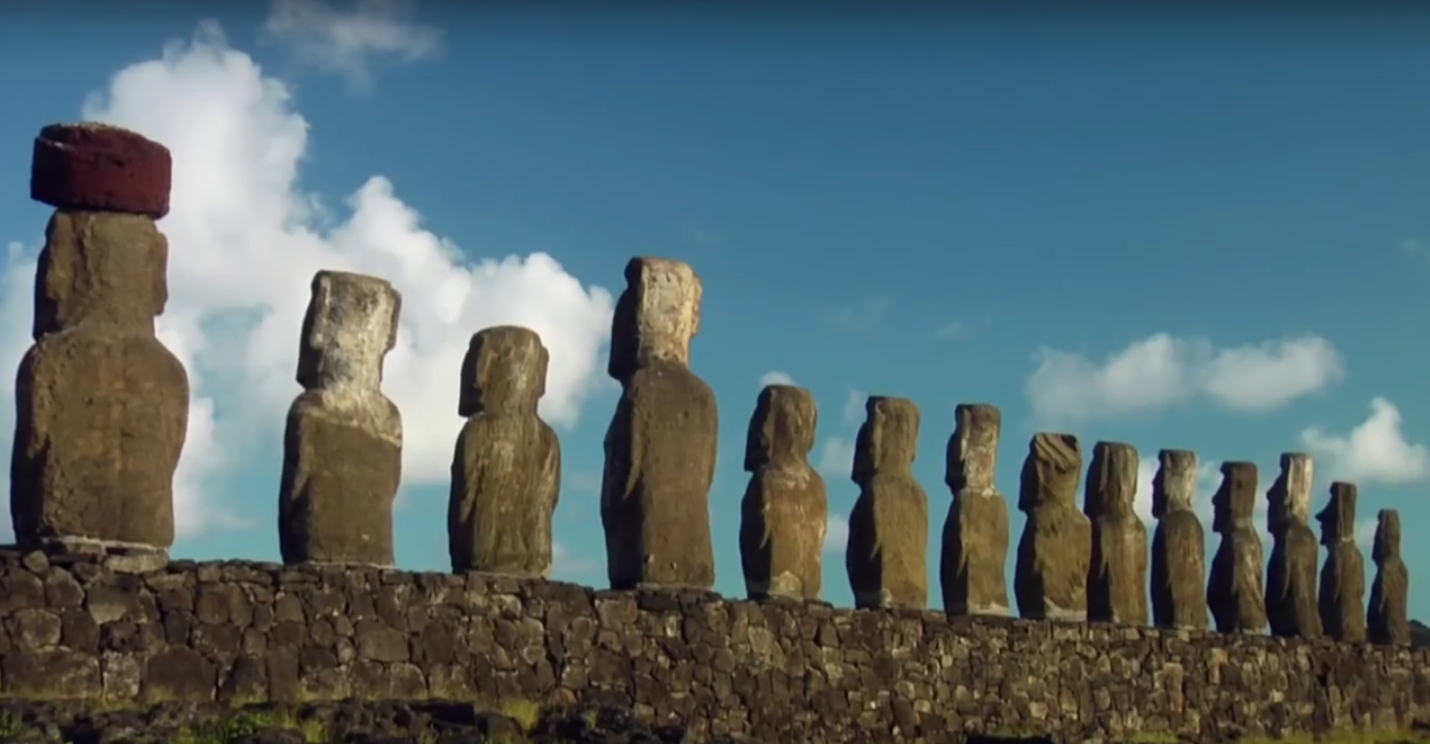 Alignement des quatorze moaïs sur l'île de Pâques.