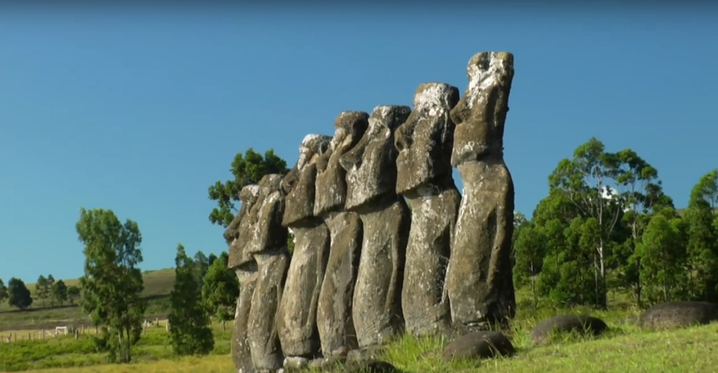 Alignement des sept moaïs sur l'île de Pâques.
