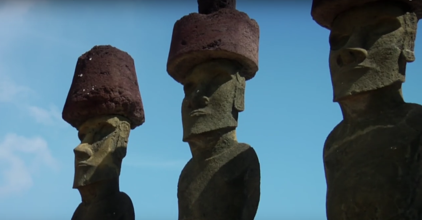Alignement des sept moaï dont quatre avec chapeaux sur l'île de Pâques.