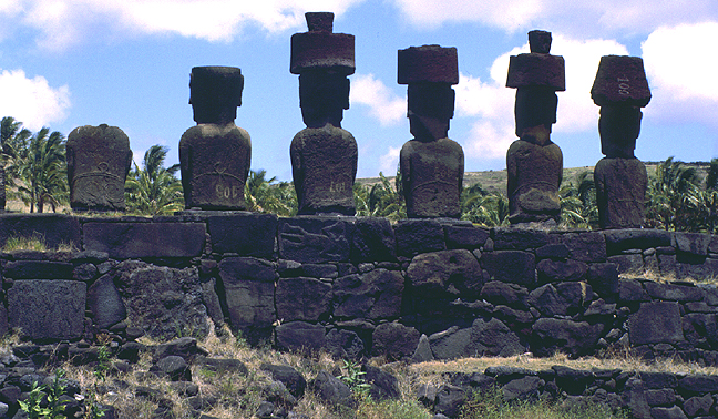 Sept moaïs dont quatre aux chapeaux à Vinapu Ahu Hanga sur l'île de Pâques.