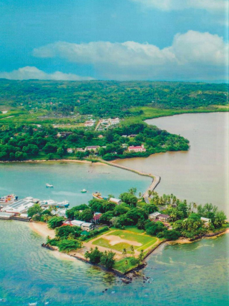 L'île Madame, fermant la baie d'Ambodifotatra sur l'île Sainte-Marie, à Madagascar.