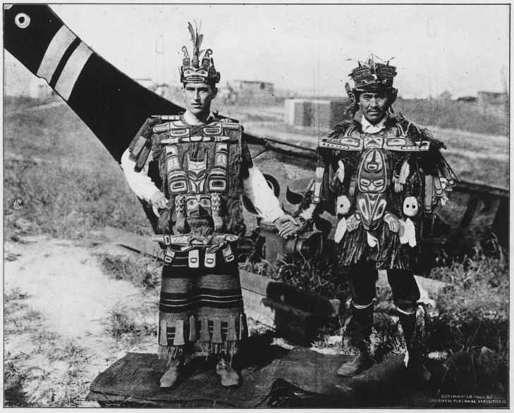 Indiens Kwakiutl en costume de cérémonie sur l'île de Vancouver (Colombie-Britannique, Canada) vers les années 1930.
