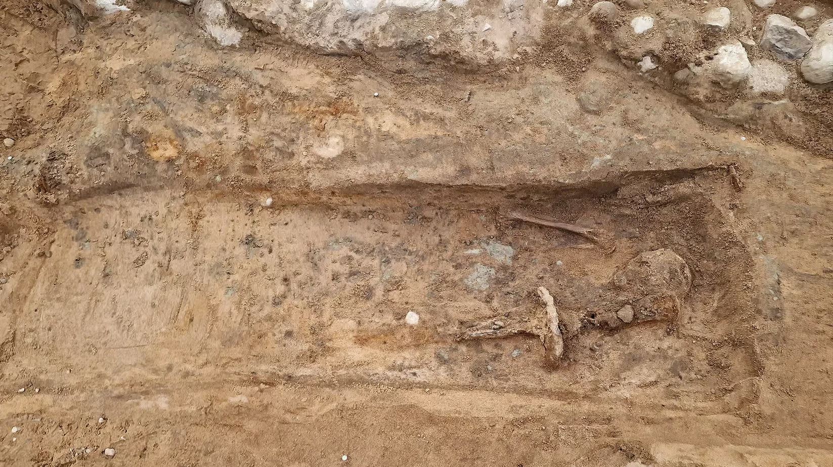 Sépulture dans un couvent franciscain d'un individu de 1,90m.