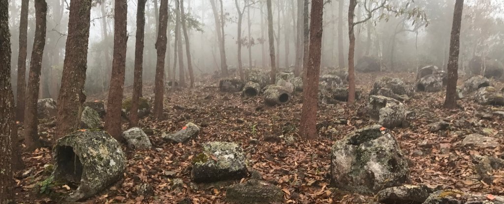 Jarres géantes ou tombes funéraires au Laos, il y a plus de 1000 ans.