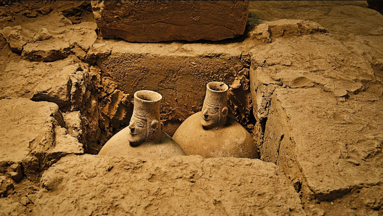 Jarres dans la tombe royale de la reine d'El Castillo de Huarmey au Pérou, il y a 400 ans.