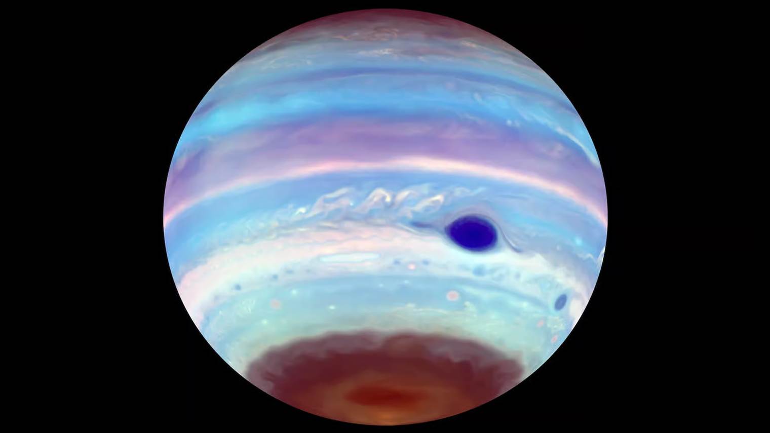 Taches sombres aux pôles sur Jupiter.
