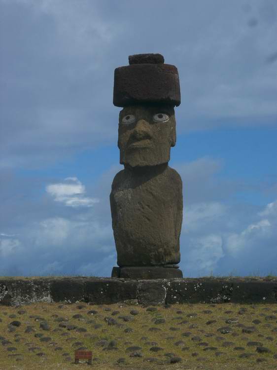 Moaï sur l'île de Pâques, à Kote Riku Easter Island.