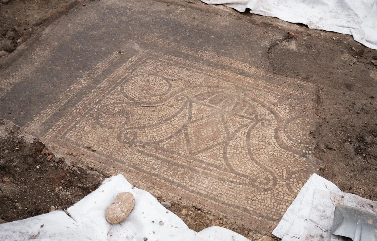 Mosaïque d'un krater (grand vase) en Autriche, il y a 800 ans.