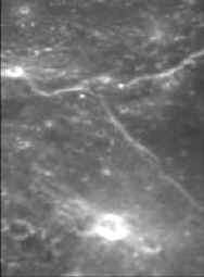 Base lunaire dans le cratère lumineux.