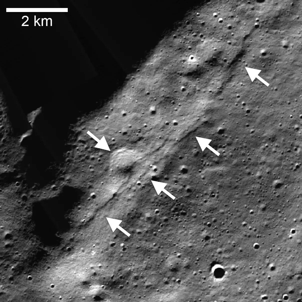 Failles sur la Lune dues au retrécissement de la Lune.