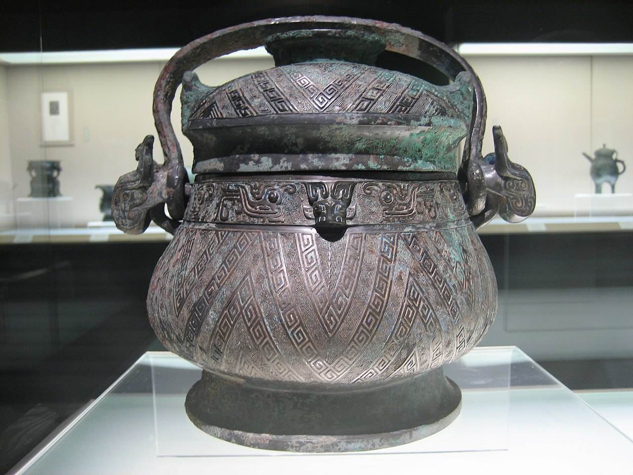 Marmite avec motifs en chevrons, dynastie des Zhou de l'ouest.