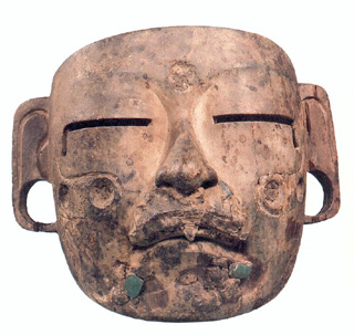 Masque olmèque aux oreilles distendues & aux yeux bridés !