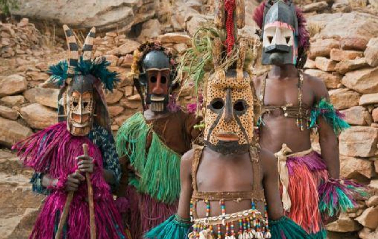Les Êtres des étoiles et esprits de la nature, du peuple Dogon du Mali.